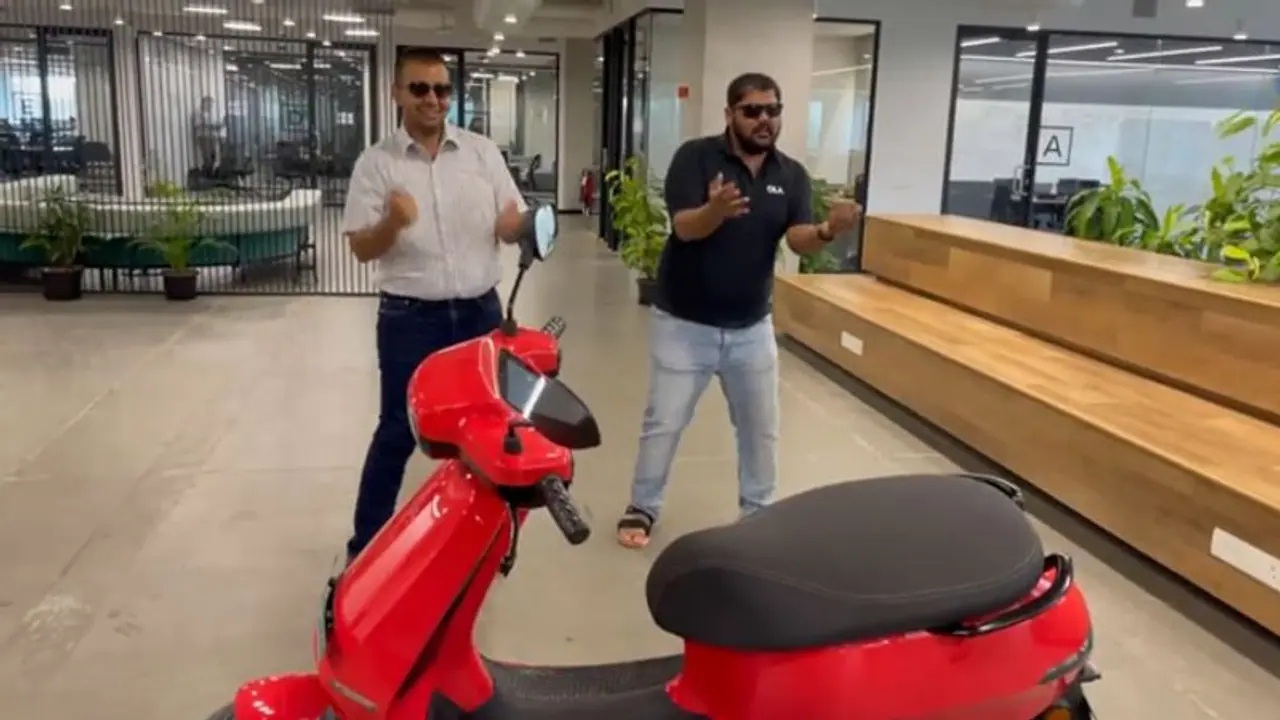 Ola CEO Bhavish Aggarwal dances to a Punjabi song while testing E-scooter’s music feature; watch