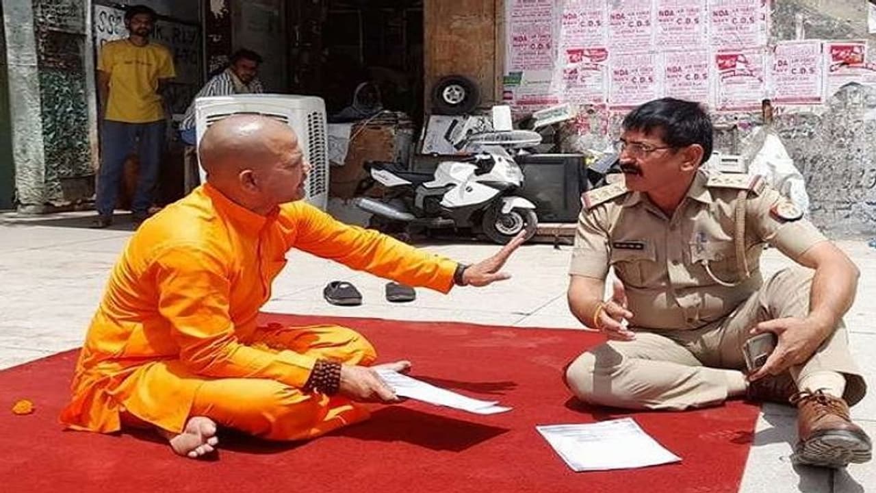 हनुमान चालीसा का पाठ करने पर दर्ज हुआ शांति भंग का मुकदमा, गांधी चबूतरे पर संत ने शुरू किया धरना हनुमान चालीसा का पाठ करने पर दर्ज हुआ शांति भंग का मुकदमा, गांधी चबूतरे पर संत ने शुरू किया धरना