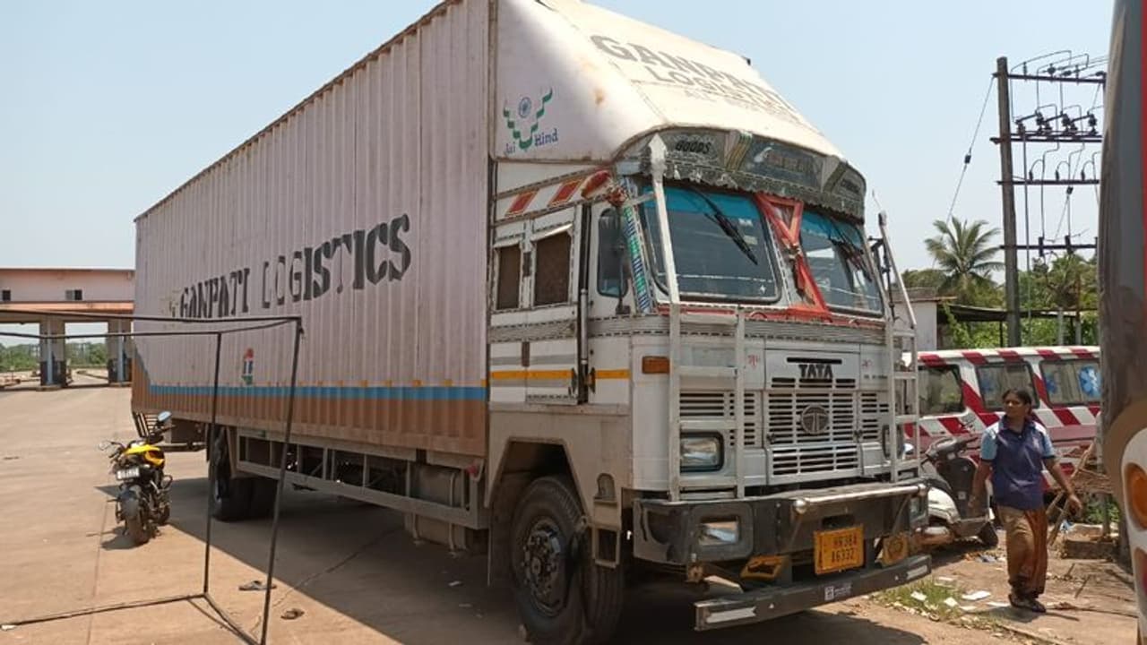 ಚಾಲಕನಿಲ್ಲದೇ ಚಲಿಸಿದ ಕಂಟೈನರ್ ಲಾರಿ: ತಪ್ಪಿದ ಭಾರೀ ಅನಾಹುತ ಚಾಲಕನಿಲ್ಲದೇ ಚಲಿಸಿದ ಕಂಟೈನರ್ ಲಾರಿ: ತಪ್ಪಿದ ಭಾರೀ ಅನಾಹುತ