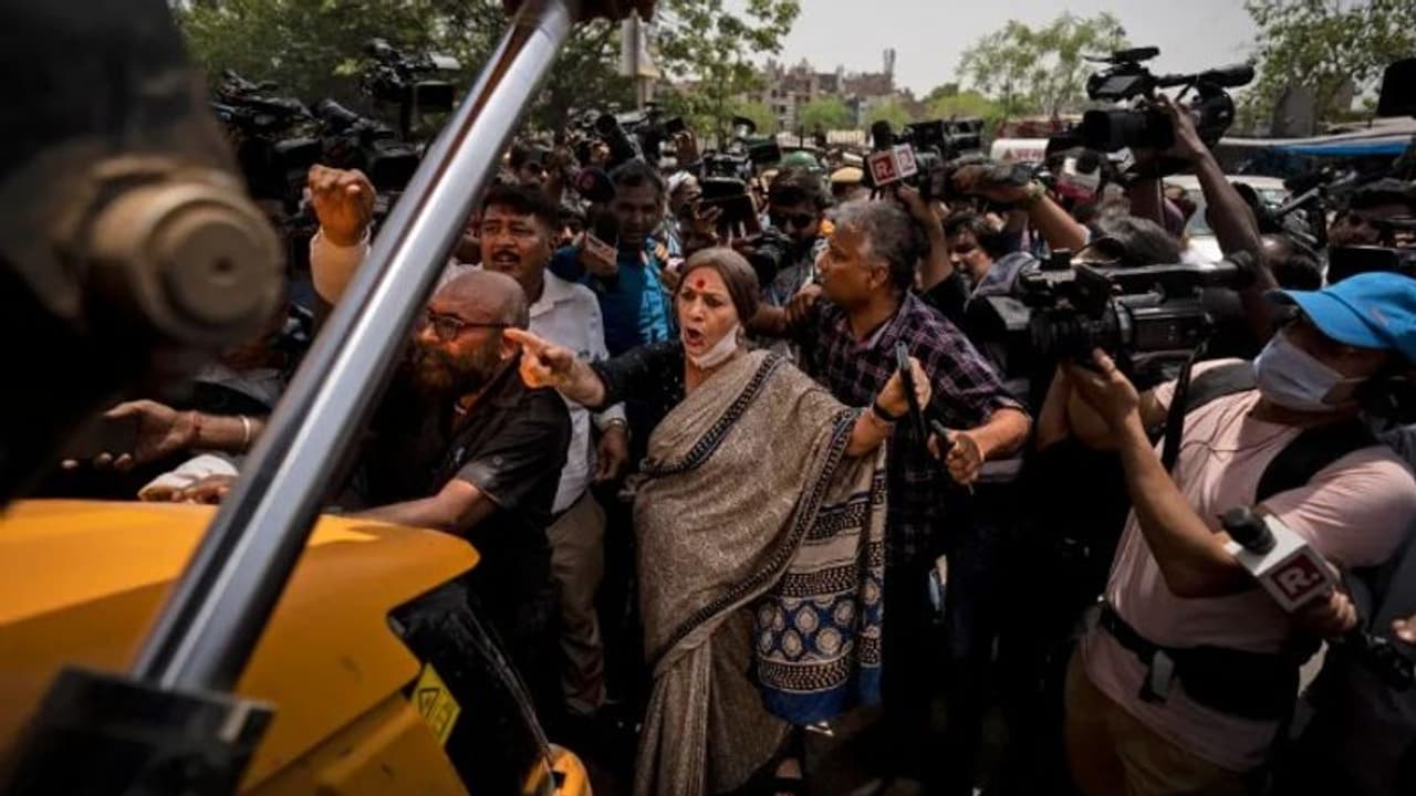 ബുൾഡോസറിന് മുന്നിൽ കയറി നിന്ന് ബൃന്ദ കാരാട്ട്, ജഹാംഗീർപുരിയിലെ ചേരികൾ ഒഴിപ്പിക്കുന്നത് തടഞ്ഞു വീഡിയോ ബുൾഡോസറിന് മുന്നിൽ കയറി നിന്ന് ബൃന്ദ കാരാട്ട്, ജഹാംഗീർപുരിയിലെ ചേരികൾ ഒഴിപ്പിക്കുന്നത് തടഞ്ഞു വീഡിയോ