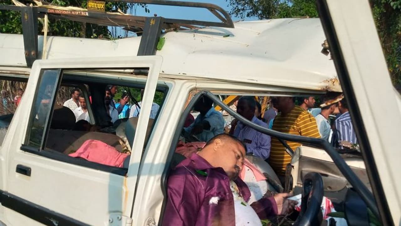 ಬೊಲೆರೋ ವಾಹನ ಮರಕ್ಕೆ ಡಿಕ್ಕಿ, 6 ಮಂದಿ ಸಾವು, ಮದ್ವೆ ಮುಗಿಸಿ ಮನೆಗೆ ಹೋಗುತ್ತಿದ್ದವರು ಮಸಣಕ್ಕೆ