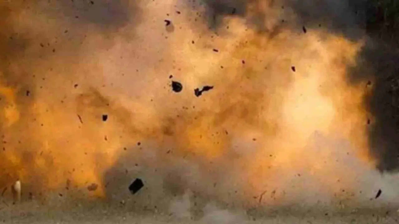 ഗ്രൗണ്ടിൽ നിന്ന് കിട്ടിയ 'സാധനം' വീട്ടിൽക്കൊണ്ടുവന്നു, തുറന്നപ്പോൾ പൊട്ടിത്തെറിച്ചു; 5 കുട്ടികളടക്കം 9 മരണം ഗ്രൗണ്ടിൽ നിന്ന് കിട്ടിയ 'സാധനം' വീട്ടിൽക്കൊണ്ടുവന്നു, തുറന്നപ്പോൾ പൊട്ടിത്തെറിച്ചു; 5 കുട്ടികളടക്കം 9 മരണം