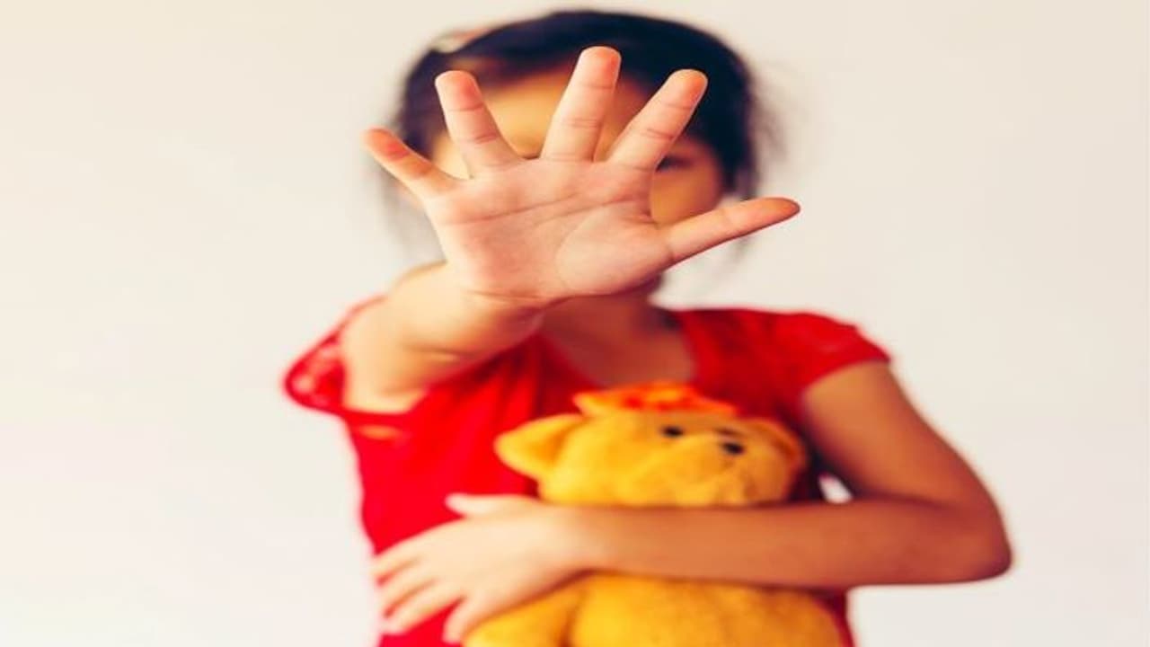 बदकिस्मत बच्ची की दर्दनाक दास्तां: मां की मौत कोरोना से हुई, तब से शुरू हुए बुरे दिन, 80 दरिंदों ने किया रेप बदकिस्मत बच्ची की दर्दनाक दास्तां: मां की मौत कोरोना से हुई, तब से शुरू हुए बुरे दिन, 80 दरिंदों ने किया रेप