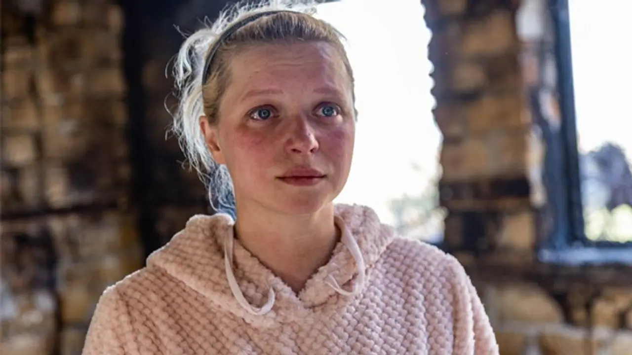 लोगों को भोजन बांटने गई थीं लूसिया, लौटीं, तो घर खंडहर हो चुका था, लेकिन उम्मीद है कि 'वो सुबह कभी तो आएगी' लोगों को भोजन बांटने गई थीं लूसिया, लौटीं, तो घर खंडहर हो चुका था, लेकिन उम्मीद है कि 'वो सुबह कभी तो आएगी'