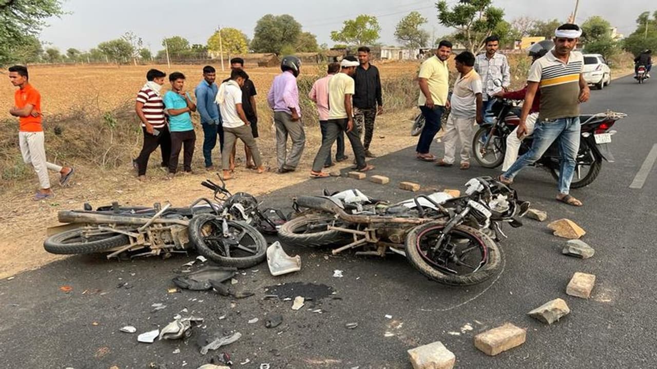 राजस्थान के सीकर में भयानक एक्सीडेंट : खून से लथपथ सड़क पर तड़पते रहे युवक, न एंबुलेंस पहुंची, न पुलिस