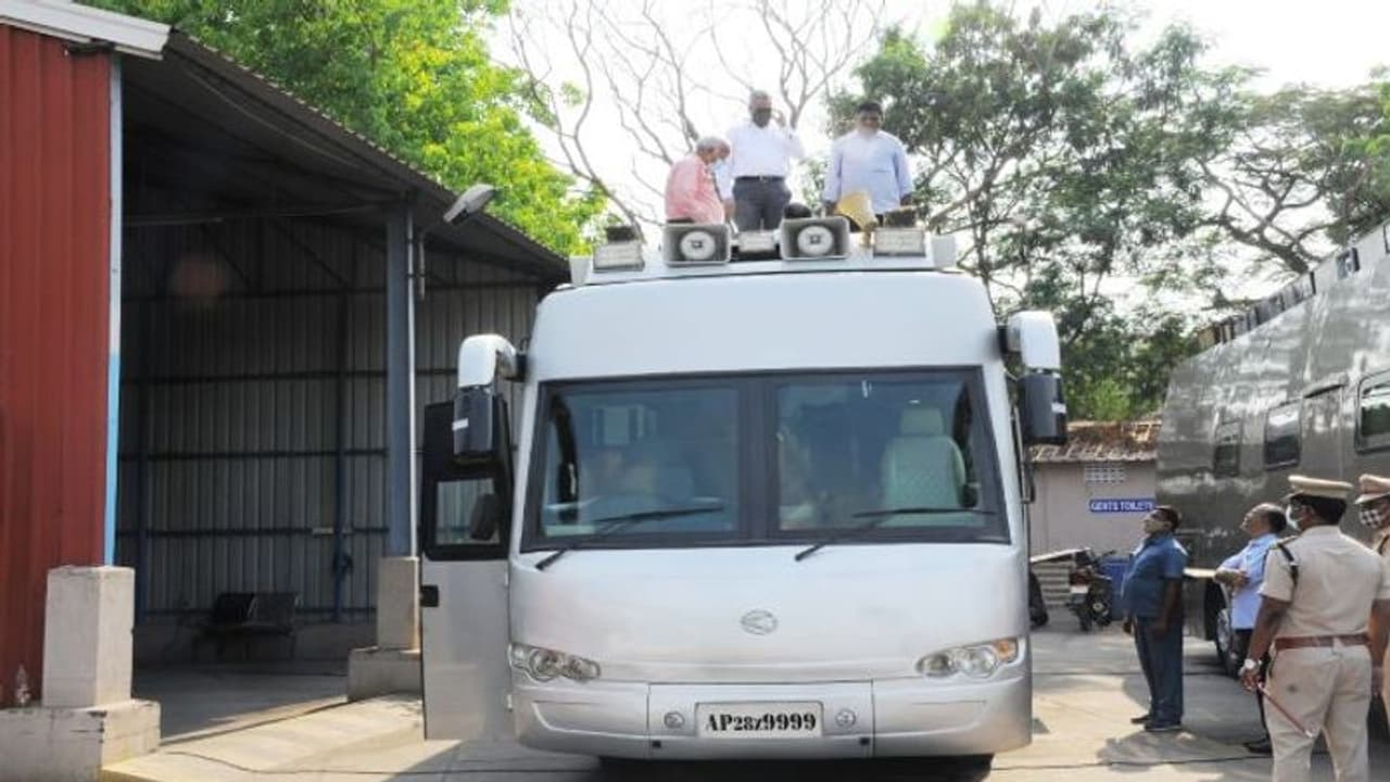 Andhra News: రెండేళ్ల ముందుగానే జనంలోకి జగన్... బుల్లెట్ ఫ్రూఫ్ బస్సులు రెడీ