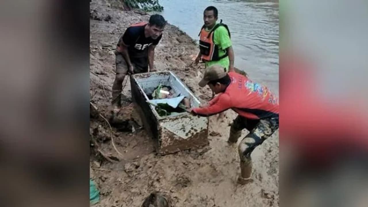 విరిగిపడిన కొండచరియలు.. 20 గంటల పాటు రిఫ్రిజిరేటర్లో బాలుడు.. చివరకు..? విరిగిపడిన కొండచరియలు.. 20 గంటల పాటు రిఫ్రిజిరేటర్లో బాలుడు.. చివరకు..?