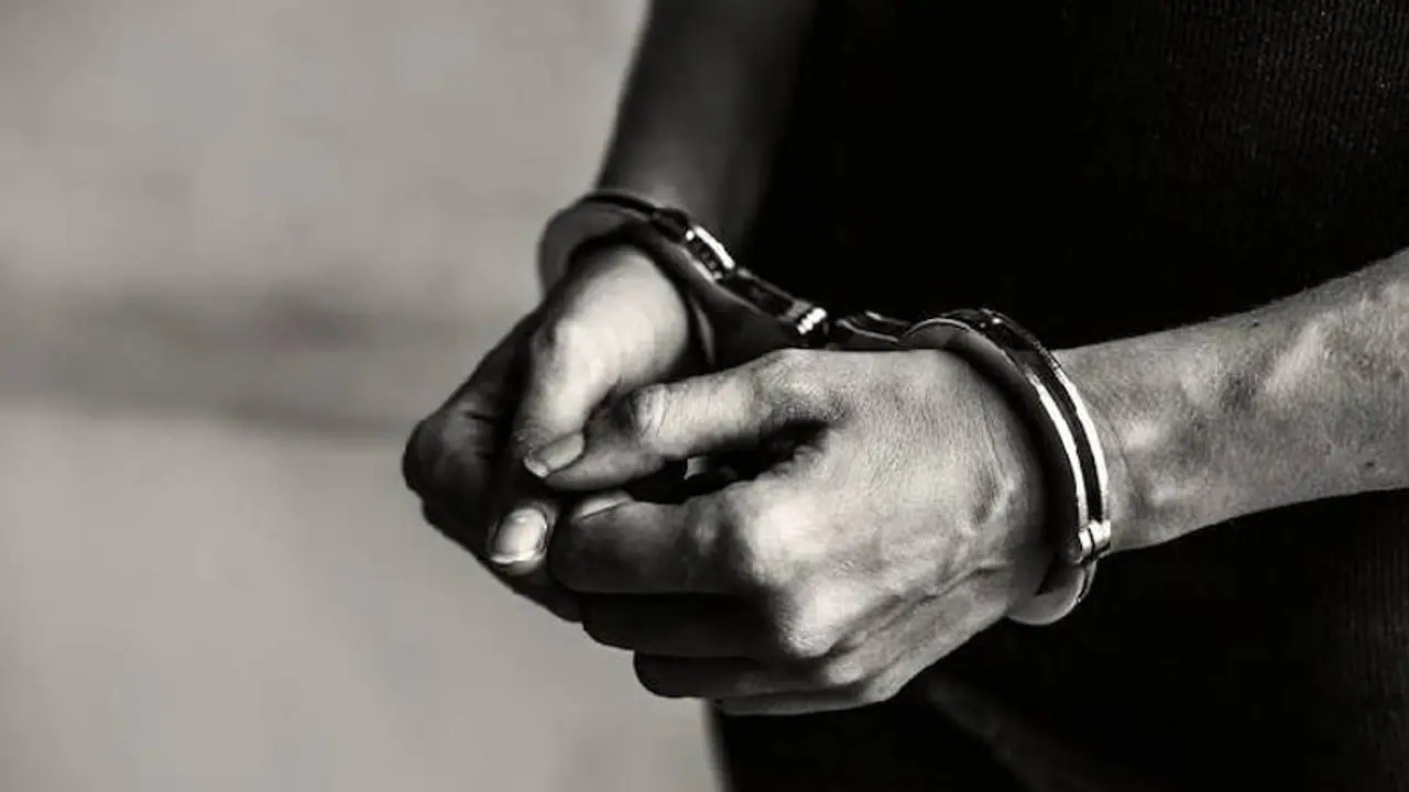 వ్యభిచార గృహంపై ఢిల్లీ పోలీసుల దాడి.. ఐదుగురి అరెస్టు వ్యభిచార గృహంపై ఢిల్లీ పోలీసుల దాడి.. ఐదుగురి అరెస్టు