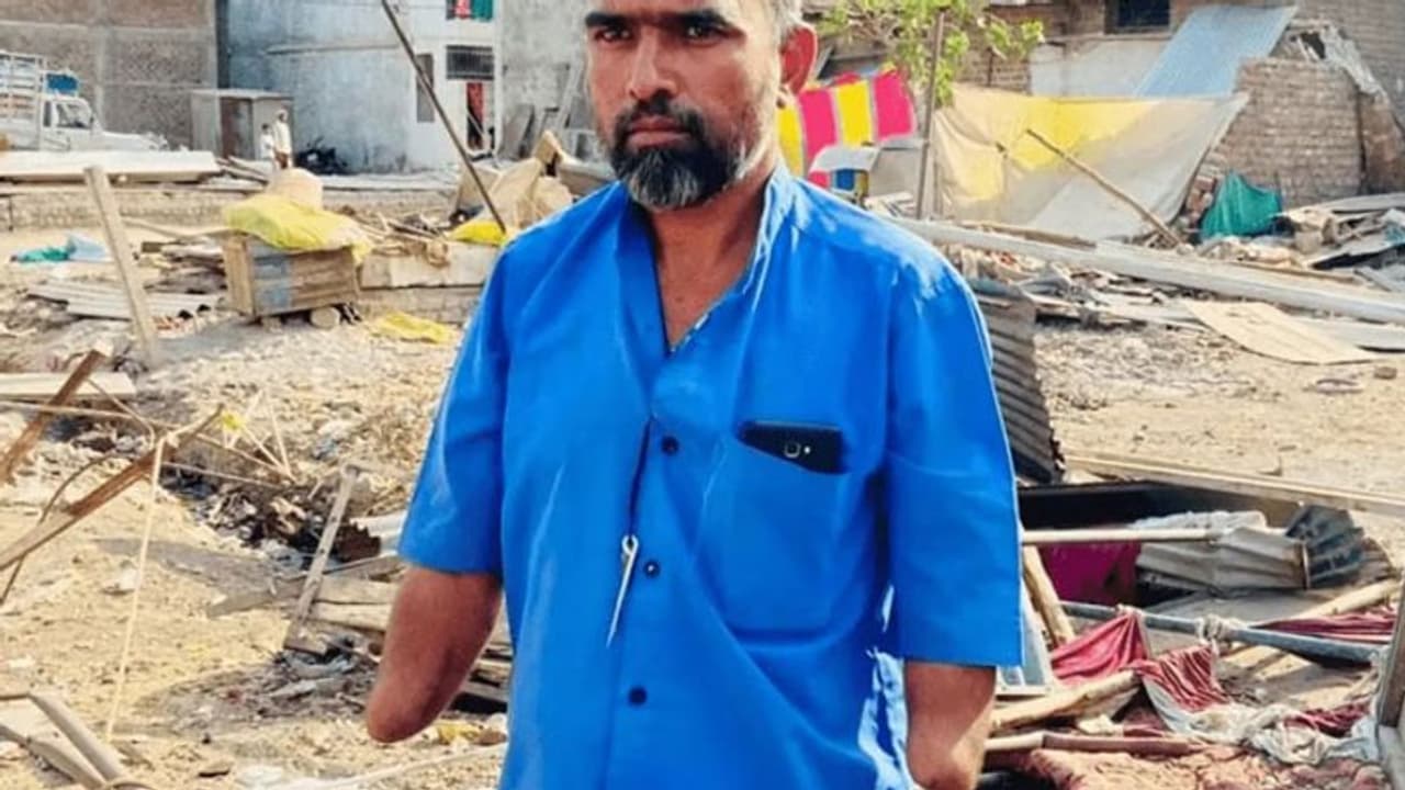 2 கை இல்லாத இஸ்லாமியர் கல்வீசினாரா? ஜேசிபியால் கடையை இடித்து போலீஸ் அட்டகாசம்..!