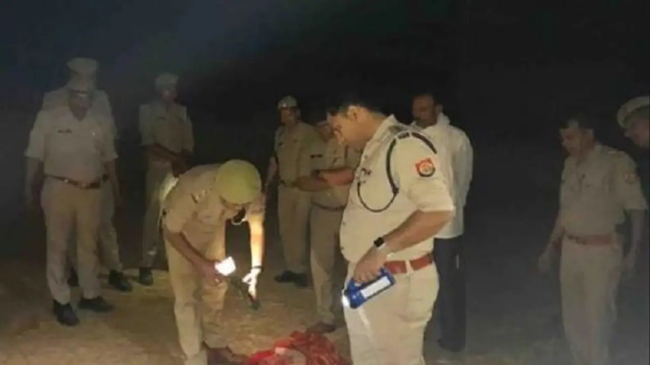 अर्धनग्न हालत में मिला महिला का शव, कुछ दूर काली पन्नी में श्रृंगार का सामान और साड़ी को लेकर उठ रहे कई सवाल अर्धनग्न हालत में मिला महिला का शव, कुछ दूर काली पन्नी में श्रृंगार का सामान और साड़ी को लेकर उठ रहे कई सवाल