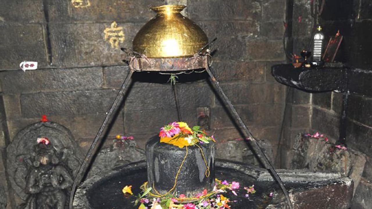 वैशाख मास में शिवलिंग के ऊपर क्यों बांधते हैं ये खास मटकी? जानिए क्या है ये परंपरा और इसका महत्व वैशाख मास में शिवलिंग के ऊपर क्यों बांधते हैं ये खास मटकी? जानिए क्या है ये परंपरा और इसका महत्व