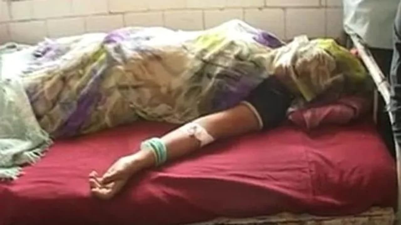 राजस्थान दफन मानवता: प्रेग्नेंट महिला को सरियों डंडों से मारा, चीखते हुए बोली कोख में बच्चा मर जाएगा, छोड़ दो राजस्थान दफन मानवता: प्रेग्नेंट महिला को सरियों डंडों से मारा, चीखते हुए बोली कोख में बच्चा मर जाएगा, छोड़ दो