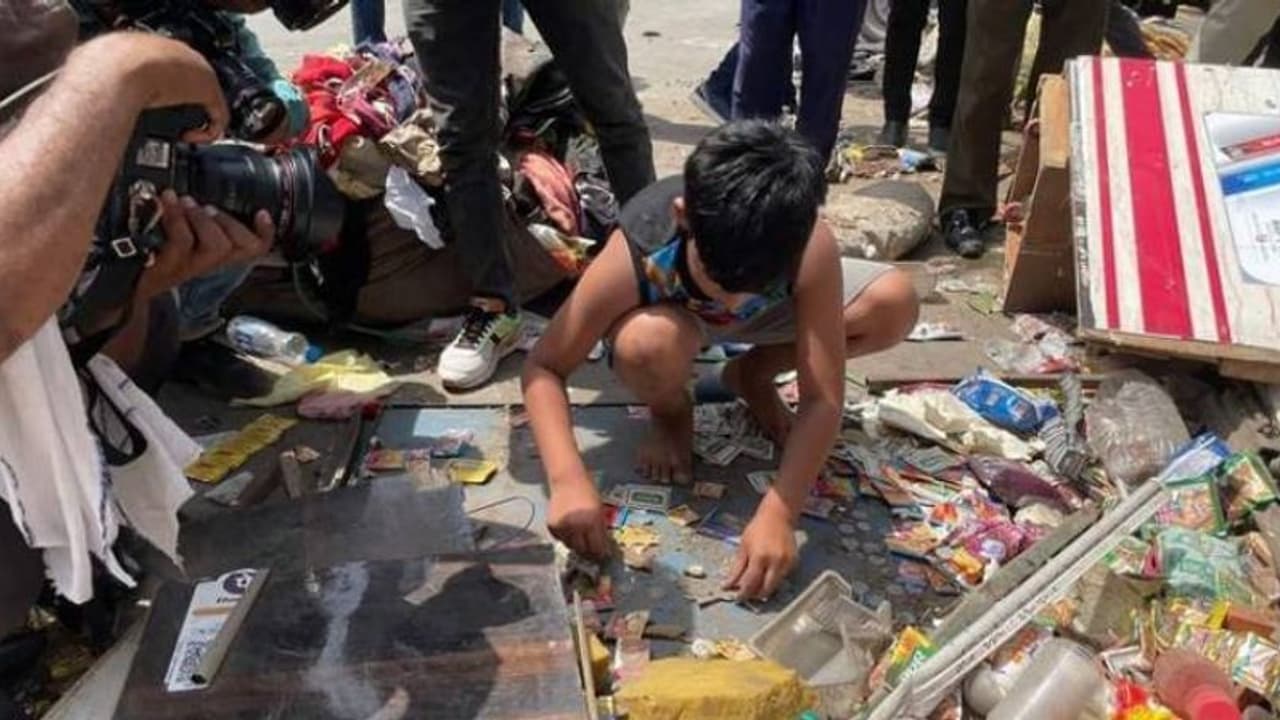 ஜஹாங்கிர்புரி இடிபாடுகளில் இருந்து சில்லறை எடுக்கும் சிறுவன்... வைரலாகும் புகைப்படம்..! ஜஹாங்கிர்புரி இடிபாடுகளில் இருந்து சில்லறை எடுக்கும் சிறுவன்... வைரலாகும் புகைப்படம்..!