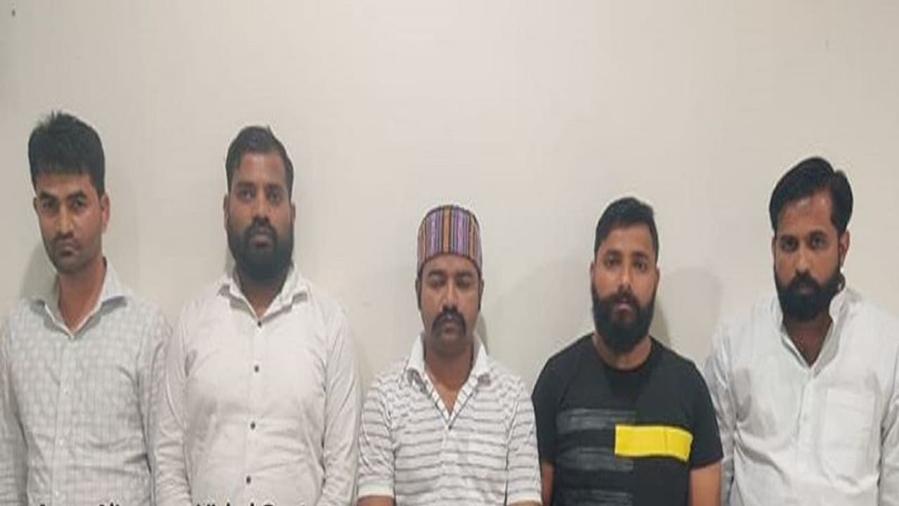 पूर्व मंत्री स्वामी प्रसाद मौर्य के निजी सचिव समेत 5 गिरफ्तार, सरकारी नौकरी के नाम पर ऐसे करते थे लोगों से ठगी पूर्व मंत्री स्वामी प्रसाद मौर्य के निजी सचिव समेत 5 गिरफ्तार, सरकारी नौकरी के नाम पर ऐसे करते थे लोगों से ठगी