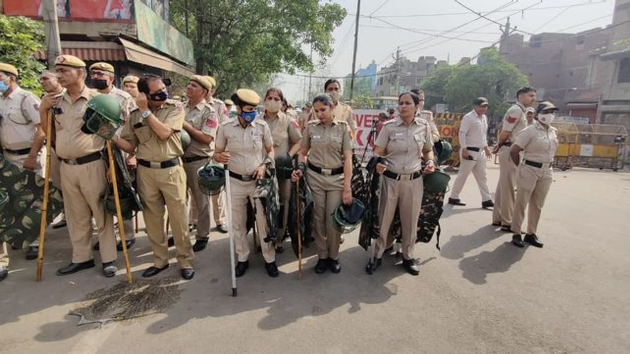 హిందూ ముస్లిం భాయ్ భాయ్.. జహంగిర్పురిలో త్రివర్ణ పతాకాన్ని చేబూని రెండు వర్గాల ర్యాలీ హిందూ ముస్లిం భాయ్ భాయ్.. జహంగిర్పురిలో త్రివర్ణ పతాకాన్ని చేబూని రెండు వర్గాల ర్యాలీ