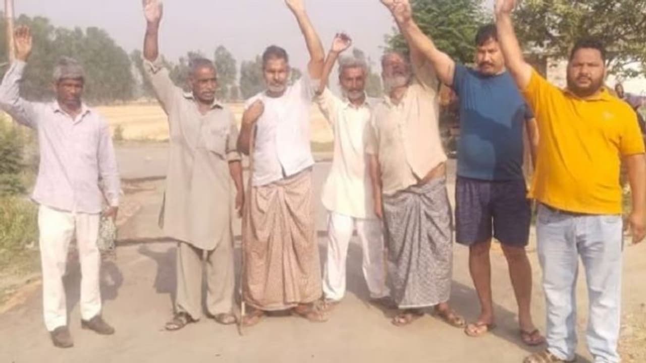 बनते ही उखड़ने लगी सड़क, निर्माण की गुणवत्ता पर सवाल उठाते हुए ग्रामीणों ने किया जोरदार प्रदर्शन बनते ही उखड़ने लगी सड़क, निर्माण की गुणवत्ता पर सवाल उठाते हुए ग्रामीणों ने किया जोरदार प्रदर्शन