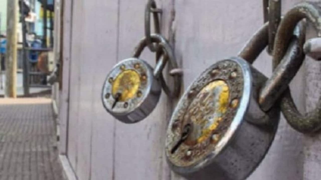 इंसानी मांस खाने वाले पिशाच के डर से आंध्र प्रदेश के इस गांव में लगा लॉकडाउन, चंद दिनों में उठी 4 अर्थियां इंसानी मांस खाने वाले पिशाच के डर से आंध्र प्रदेश के इस गांव में लगा लॉकडाउन, चंद दिनों में उठी 4 अर्थियां