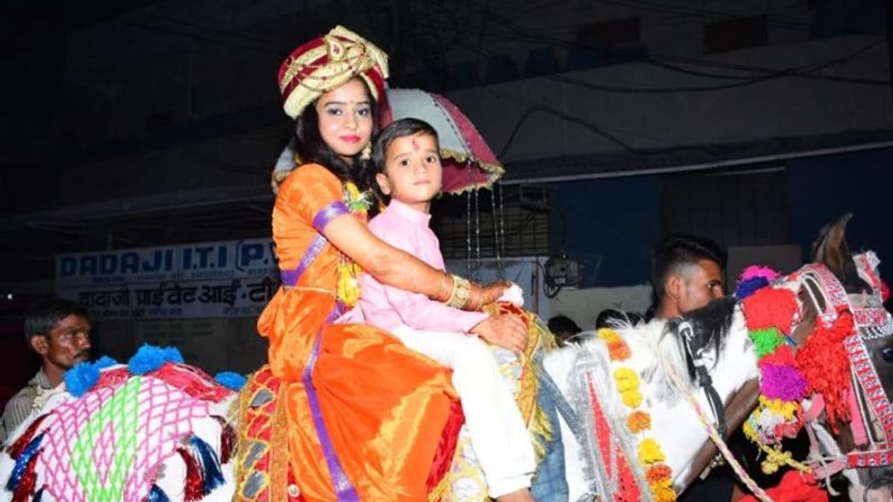 पिता की ख्वाहिश के लिए दुल्हन बेटी ने लिया अनोखा गेटअप, जिसे देखते ही रहे लोग, देखिए मध्य प्रदेश की गजब शादी पिता की ख्वाहिश के लिए दुल्हन बेटी ने लिया अनोखा गेटअप, जिसे देखते ही रहे लोग, देखिए मध्य प्रदेश की गजब शादी