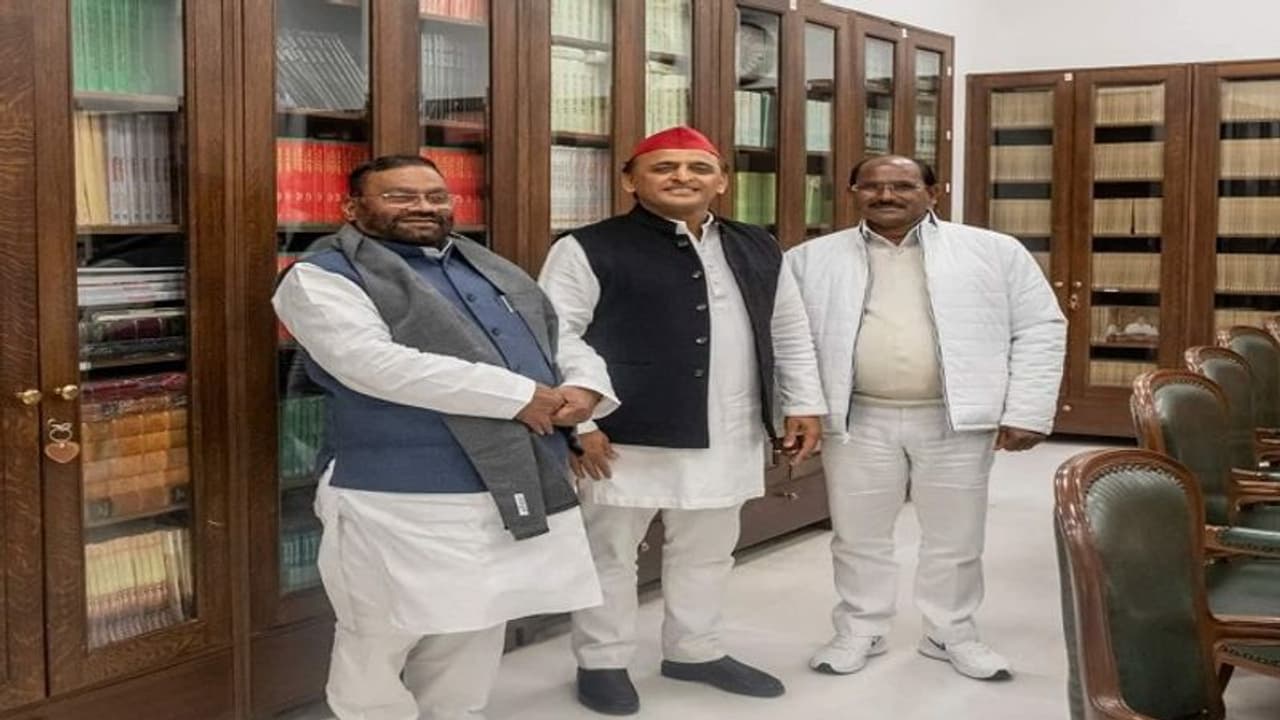 Inside Story: स्वामी मौर्य के साथ सपाई हुए पूर्व विधायक रोशन लाल को एक बार फिर भाए योगी, जानें पूरा सियासी सफर Inside Story: स्वामी मौर्य के साथ सपाई हुए पूर्व विधायक रोशन लाल को एक बार फिर भाए योगी, जानें पूरा सियासी सफर