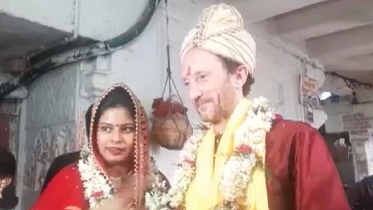 लंदन के लड़के को बिहार की लड़की से हुआ प्यार, सात समंदर पार कर झारखंड में की शादी, दिलचस्प है इनकी लव स्टोरी लंदन के लड़के को बिहार की लड़की से हुआ प्यार, सात समंदर पार कर झारखंड में की शादी, दिलचस्प है इनकी लव स्टोरी
