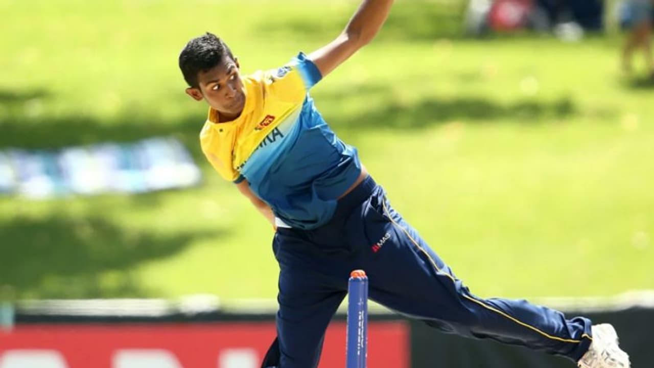 గంటకు 175 కిలోమీటర్ల వేగంతో బౌలింగ్.. వికెట్లు ఉంటాయా..? ఇతడెవరో ఉమ్రాన్ మాలిక్ కంటే డేంజర్ గా ఉన్నాడే..! గంటకు 175 కిలోమీటర్ల వేగంతో బౌలింగ్.. వికెట్లు ఉంటాయా..? ఇతడెవరో ఉమ్రాన్ మాలిక్ కంటే డేంజర్ గా ఉన్నాడే..!