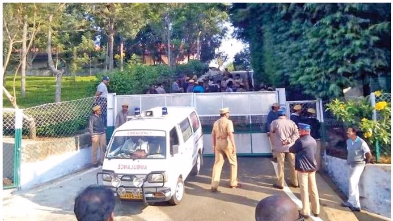 தீவிரமடையும் கொடநாடு கொலை வழக்கு..! கோவையில் 3 பேரிடம் சிபிசிஐடி போலீஸ் ரகசிய விசாரணை தீவிரமடையும் கொடநாடு கொலை வழக்கு..! கோவையில் 3 பேரிடம் சிபிசிஐடி போலீஸ் ரகசிய விசாரணை