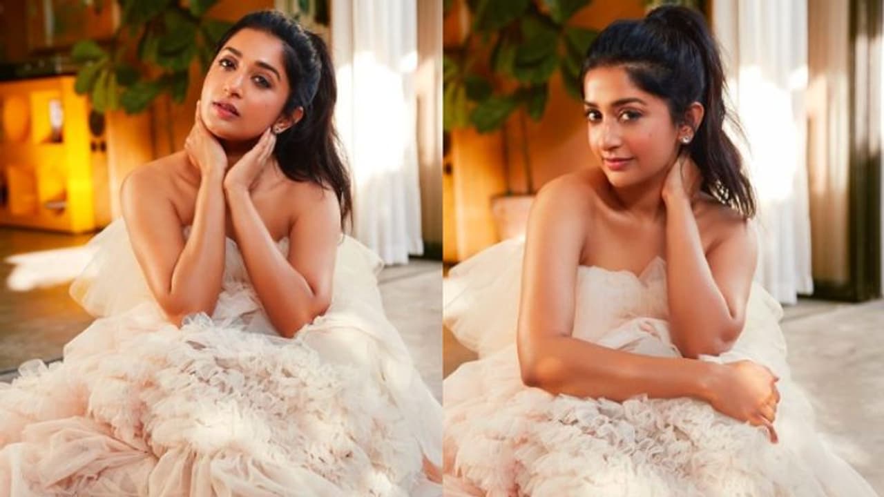 Meera Jasmine : 'സ്വപ്നതുല്യമായ ആനന്ദം'; ക്യൂട്ട് ലുക്കിൽ മീരാ ജാസ്മിൻ, 'ജെന്നി'യല്ലേയെന്ന് ആരാധകർ Meera Jasmine : 'സ്വപ്നതുല്യമായ ആനന്ദം'; ക്യൂട്ട് ലുക്കിൽ മീരാ ജാസ്മിൻ, 'ജെന്നി'യല്ലേയെന്ന് ആരാധകർ