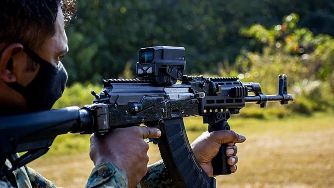 CISF जवान ने AK 47 से की अंधाधुंध फॉयरिंग, सीनियर अफसर मारा गया, सरेंडर कर हाथ हिलाता पहुंचा थाने