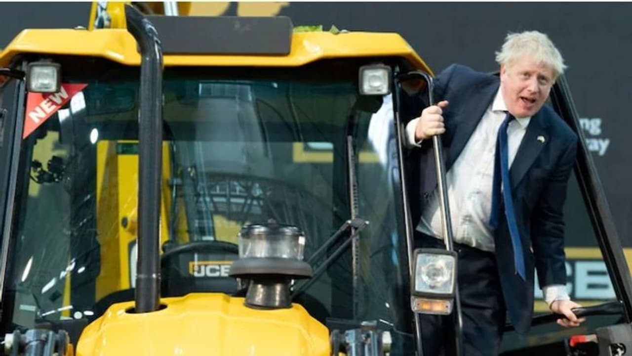 ജെസിബിയിലേക്ക് ചാടിക്കയറി ബ്രിട്ടീഷ് പ്രധാനമന്ത്രി ബോറിസ് ജോൺസൺ, ഒപ്പം ഗുജറാത്ത് മുഖ്യമന്ത്രിയും ജെസിബിയിലേക്ക് ചാടിക്കയറി ബ്രിട്ടീഷ് പ്രധാനമന്ത്രി ബോറിസ് ജോൺസൺ, ഒപ്പം ഗുജറാത്ത് മുഖ്യമന്ത്രിയും