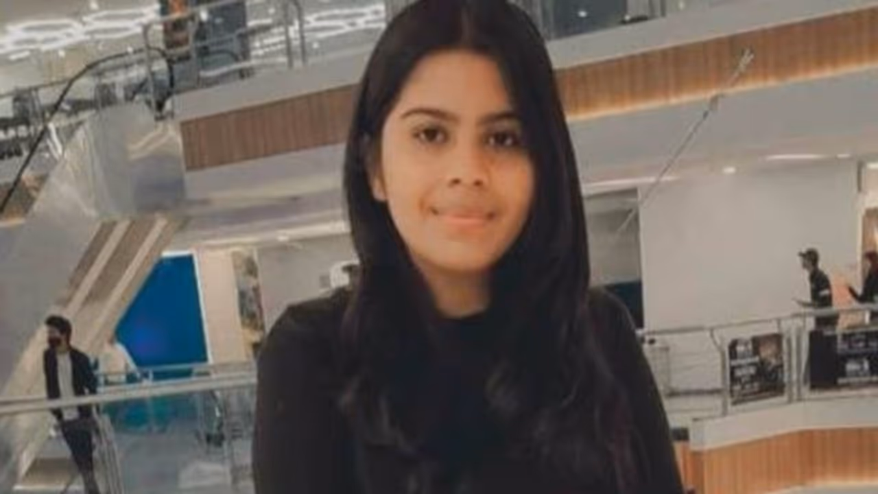 बचपन की एक आदत पड़ गई भारी, बेटी ने मम्मी पापा को भावुक नोट छोड़ लगाई फांसी, झकझोर देगी इंदौर की ये दुखद घटना बचपन की एक आदत पड़ गई भारी, बेटी ने मम्मी पापा को भावुक नोट छोड़ लगाई फांसी, झकझोर देगी इंदौर की ये दुखद घटना