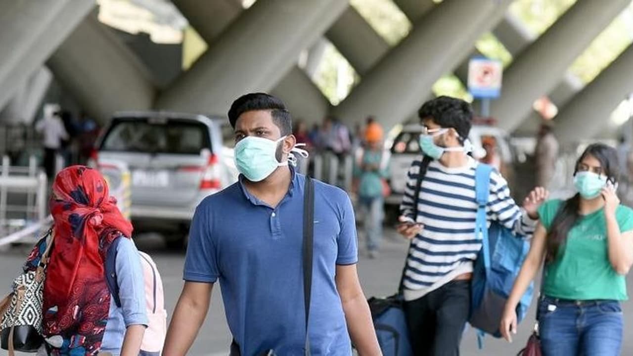 தயவு செய்து மாஸ்க் இல்லாமல் வந்துடாதீங்க... அலறும் விமான நிலைய அதிகாரிகள்... பதறும் பயணிகள்.. தயவு செய்து மாஸ்க் இல்லாமல் வந்துடாதீங்க... அலறும் விமான நிலைய அதிகாரிகள்... பதறும் பயணிகள்..