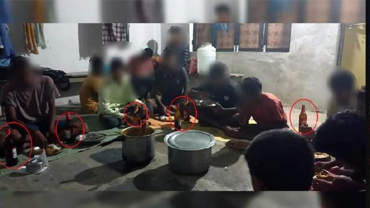 হস্টেল ঘরে বিয়ার ও মাংস দিয়ে ক্লাস টেনের ছাত্রদের পার্টি, তেলেঙ্গানার স্কুলের ঘটনা এখন ভাইরাল হস্টেল ঘরে বিয়ার ও মাংস দিয়ে ক্লাস টেনের ছাত্রদের পার্টি, তেলেঙ্গানার স্কুলের ঘটনা এখন ভাইরাল