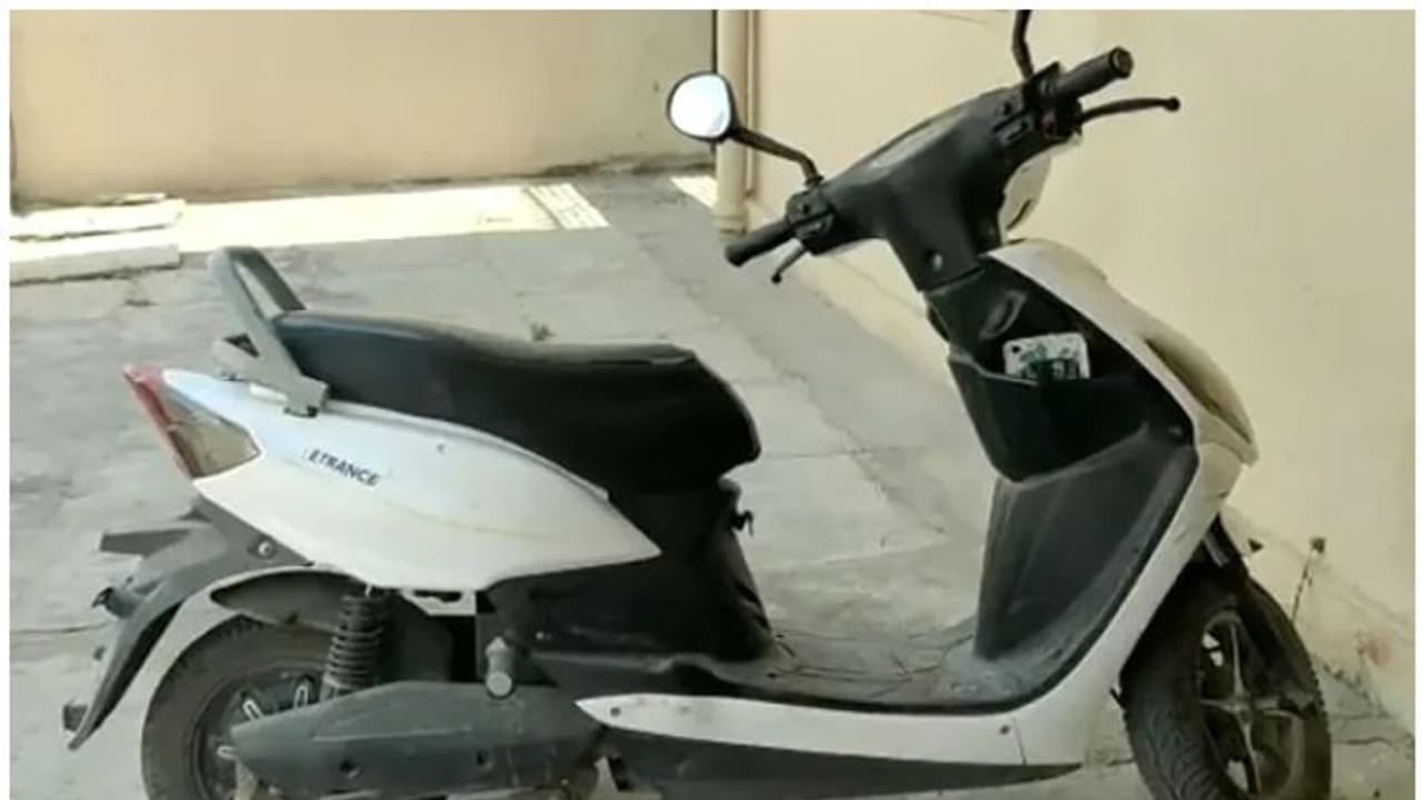 വീണ്ടും ഇവി അപകടം, സ്‍കൂട്ടര്‍ ബാറ്ററി പൊട്ടിത്തെറിച്ച് ഒരാൾ മരിച്ചു, രണ്ട് പേർക്ക് പരിക്ക്