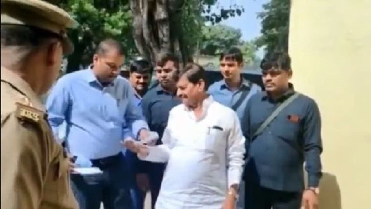 आजम खान से मुलाकात करने जेल पहुंचे शिवपाल यादव, बढ़ सकती हैं अखिलेश की मुश्किलें आजम खान से मुलाकात करने जेल पहुंचे शिवपाल यादव, बढ़ सकती हैं अखिलेश की मुश्किलें