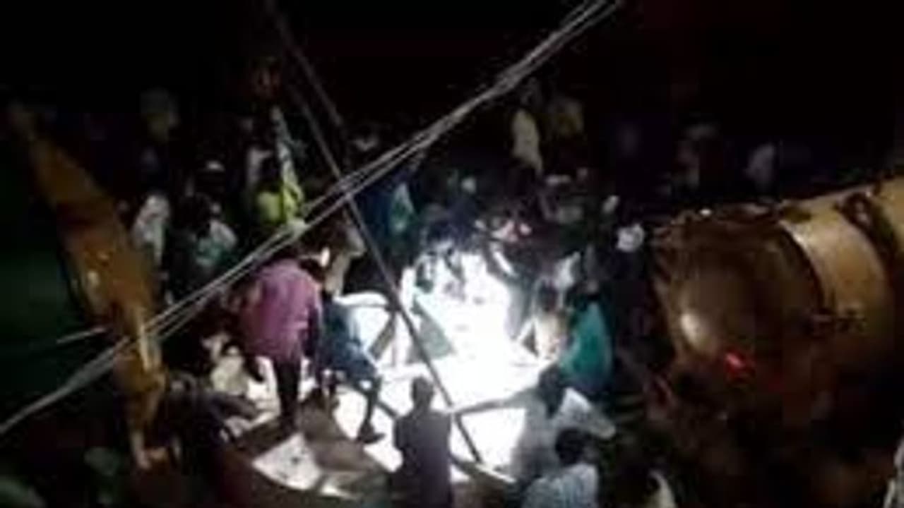 அதிர்ச்சி.. ! கழிவுநீர் தொட்டியில் தவறி விழுந்து விஷவாயு தாக்கி 3 பேர் பலி.. மோட்டார் சரிசெய்த போது பரிதாபம்