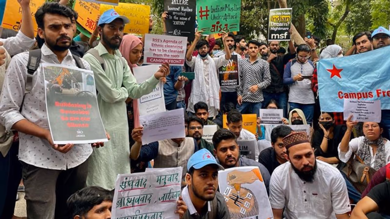 जहांगीरपुरी में 'बुल्डोजर' को लेकर पॉलिटिक्स जारी, दंगे के आरोपी अंसार पर दर्ज होगा मनी लॉन्ड्रिंग का केस जहांगीरपुरी में 'बुल्डोजर' को लेकर पॉलिटिक्स जारी, दंगे के आरोपी अंसार पर दर्ज होगा मनी लॉन्ड्रिंग का केस