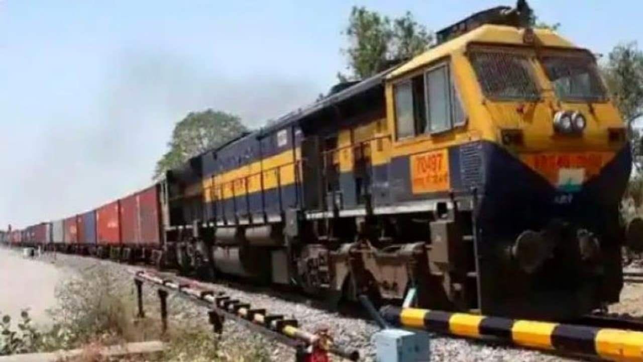 उफ्फ गर्मी! बस बहुत हुआ.. अब इससे ज्यादा ड्यूटी नहीं कर सकता, यह कह कर ड्राइवर बीच रास्ते में ट्रेन से उतर गया