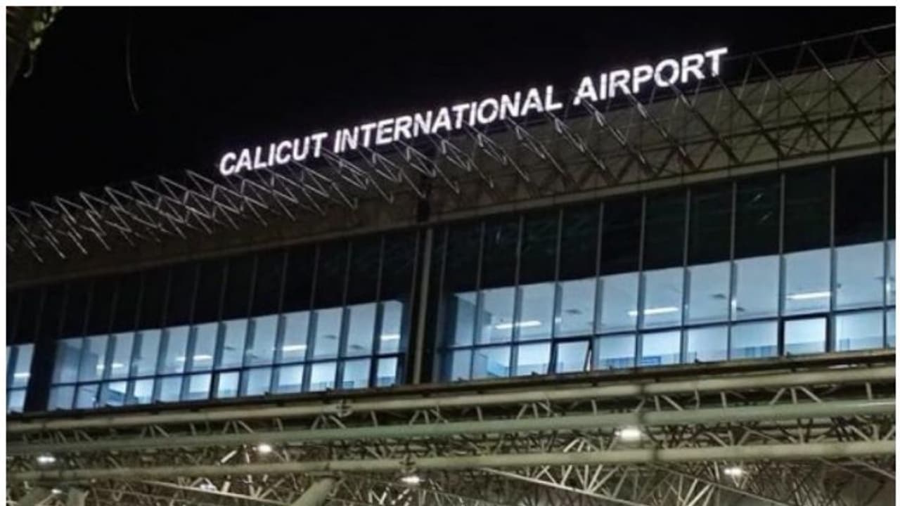  കസ്റ്റംസ് പരിശോധനയിൽ രക്ഷപ്പെട്ടു, പൊലീസ് പിടികൂടി; കരിപ്പൂരിലെ സ്വർണവേട്ട കസ്റ്റംസിന് നാണക്കേടോ, വിശദീകരണം?