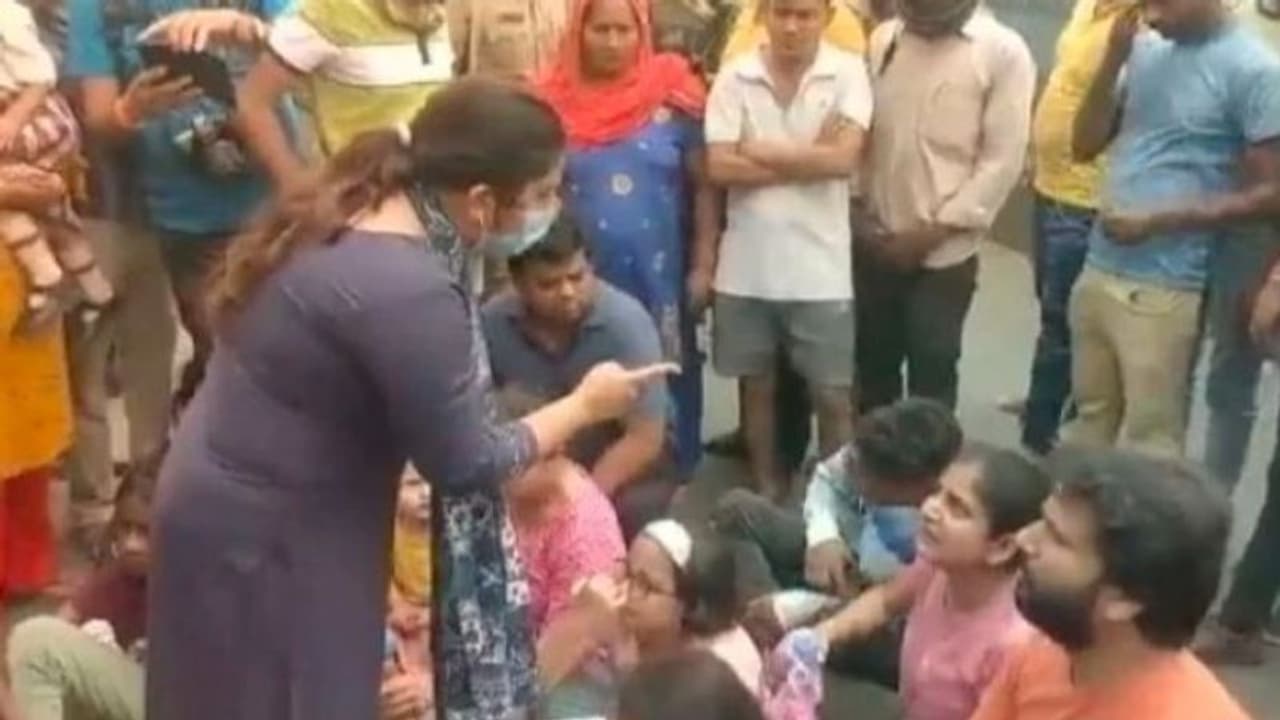 बस! अब चुप, इतनी देर से समझा रही हूं...जिस मां ने बेटा खोया उसे महिला एसडीएम ने इस तरह धमकाया बस! अब चुप, इतनी देर से समझा रही हूं...जिस मां ने बेटा खोया उसे महिला एसडीएम ने इस तरह धमकाया