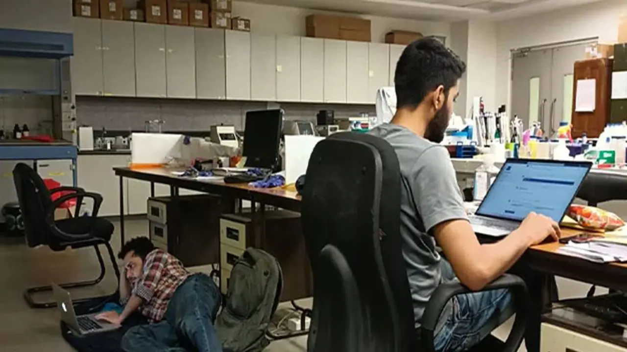 प्रोफेसर ने शेयर की IIT मुंबई के स्कॉलर की फोटो, ऐसा क्या है इस तस्वीर में इंटरनेट में हो गई वायरल 