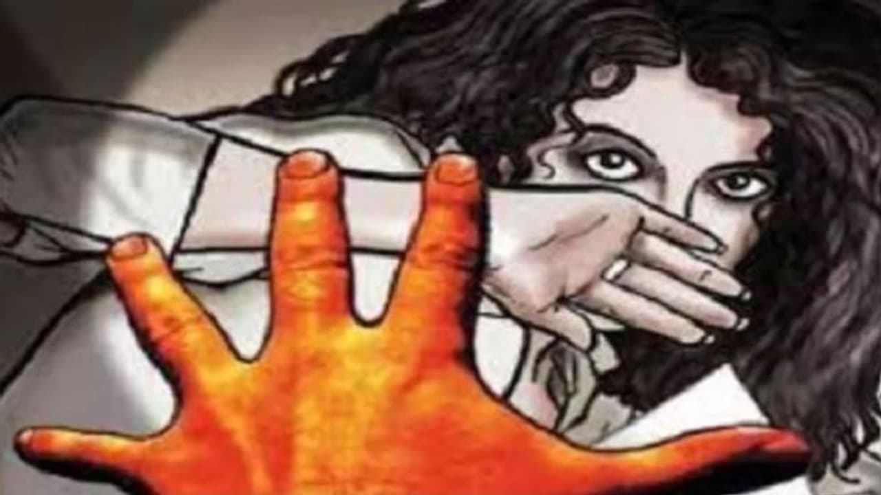 घर में सो रही किशोरी से युवकों ने किया दुराचार, बिहार के तीन मजदूरों को पकड़कर थाने ले गई पुलिस घर में सो रही किशोरी से युवकों ने किया दुराचार, बिहार के तीन मजदूरों को पकड़कर थाने ले गई पुलिस