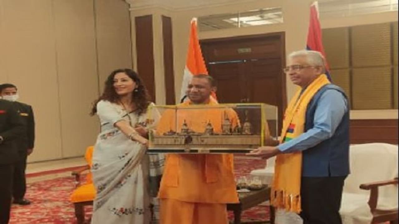 सीएम योगी ने मॉरिशस पीएम से मुलाकात कर निवेश और व्यापार की संभावनाओं पर की चर्चा, भेंट किया खास अंगवस्त्रम सीएम योगी ने मॉरिशस पीएम से मुलाकात कर निवेश और व्यापार की संभावनाओं पर की चर्चा, भेंट किया खास अंगवस्त्रम