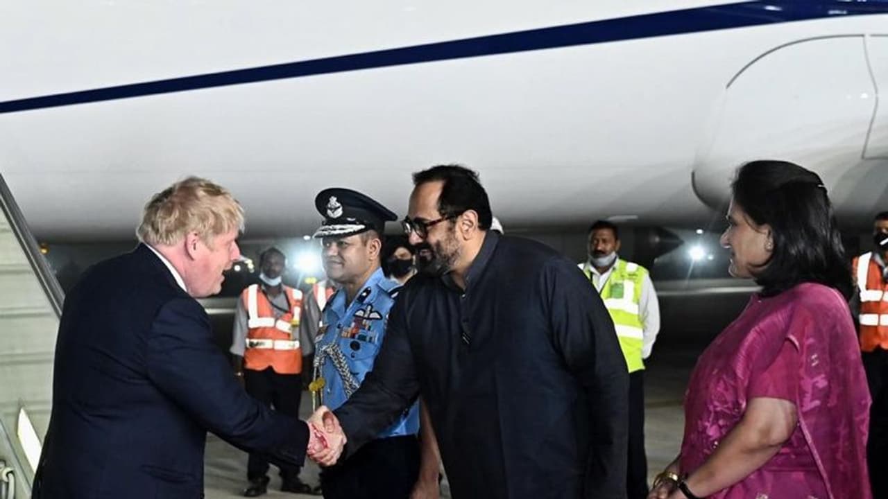 ബ്രിട്ടീഷ് പ്രധാനമന്ത്രിയെ ദില്ലി വിമാനതാവളത്തില് സ്വീകരിച്ച് കേന്ദ്ര സഹമന്ത്രി രാജീവ് ചന്ദ്രശേഖർ ബ്രിട്ടീഷ് പ്രധാനമന്ത്രിയെ ദില്ലി വിമാനതാവളത്തില് സ്വീകരിച്ച് കേന്ദ്ര സഹമന്ത്രി രാജീവ് ചന്ദ്രശേഖർ