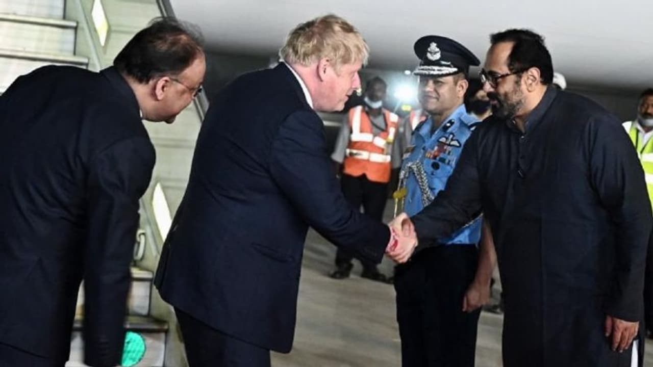 বরিস জনসনকে দিল্লিতে স্বাগত জানালেন রাজীব চন্দ্রশেখর, টুইটারে 'সৌভাগ্যবান' জানিয়ে ছবি শেয়ার বরিস জনসনকে দিল্লিতে স্বাগত জানালেন রাজীব চন্দ্রশেখর, টুইটারে 'সৌভাগ্যবান' জানিয়ে ছবি শেয়ার
