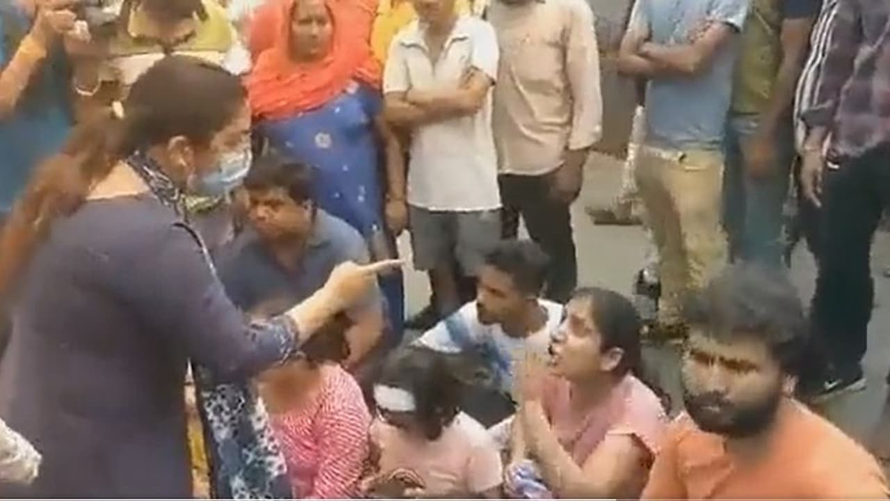 ‘‘చాలు.. నోరుమూస్కో’’.. కుమారుడి మృతిపై ఆందోళన చేస్తున్న తల్లిని బెదిరించిన అధికారిణి.. వీడియో వైరల్ ‘‘చాలు.. నోరుమూస్కో’’.. కుమారుడి మృతిపై ఆందోళన చేస్తున్న తల్లిని బెదిరించిన అధికారిణి.. వీడియో వైరల్