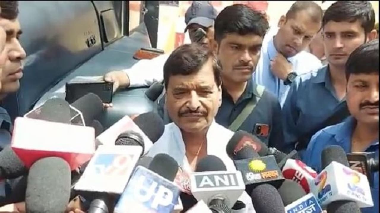 अखिलेश के बाद मुलायम के विरोध में आए शिवपाल, आजम खान से मुलाकात कर दिया बड़ा बयान अखिलेश के बाद मुलायम के विरोध में आए शिवपाल, आजम खान से मुलाकात कर दिया बड़ा बयान