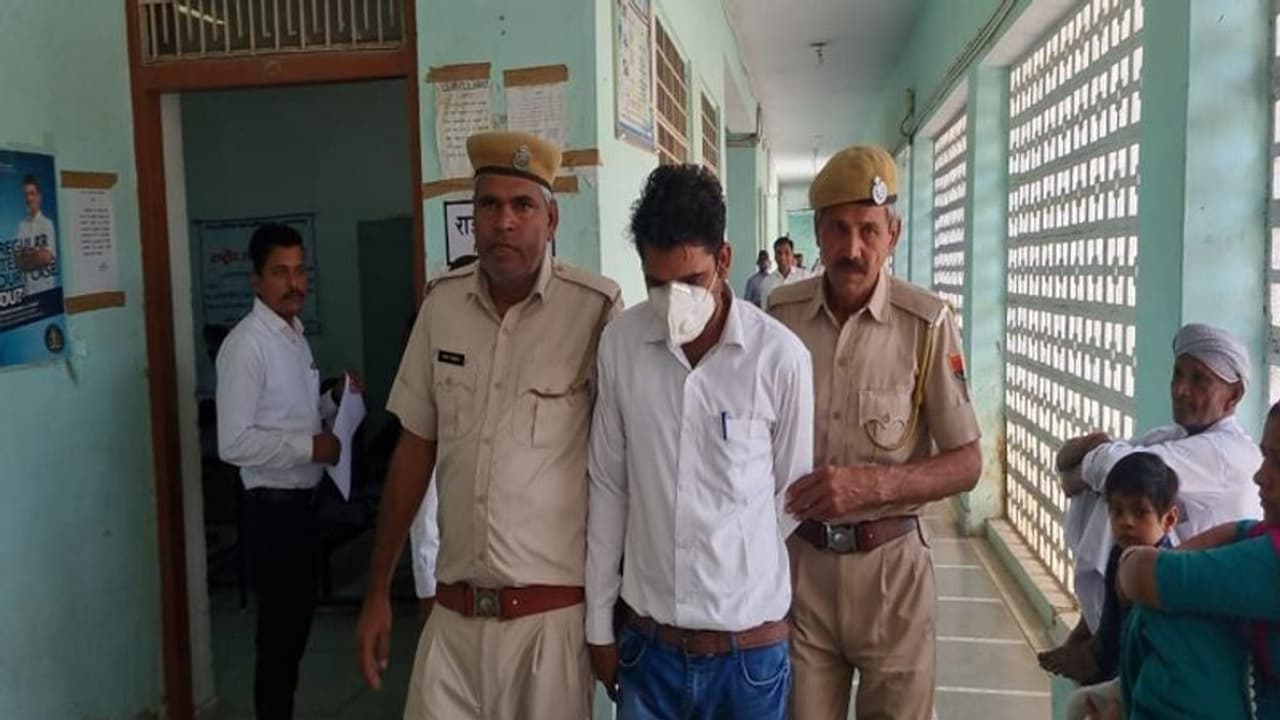 छह साल बाद इंसाफ : स्कूल में बंधक बनाकर सात दिन तक करता रहा रेप, अब सलाखों के पीछे भेजा गया गुनहगार छह साल बाद इंसाफ : स्कूल में बंधक बनाकर सात दिन तक करता रहा रेप, अब सलाखों के पीछे भेजा गया गुनहगार