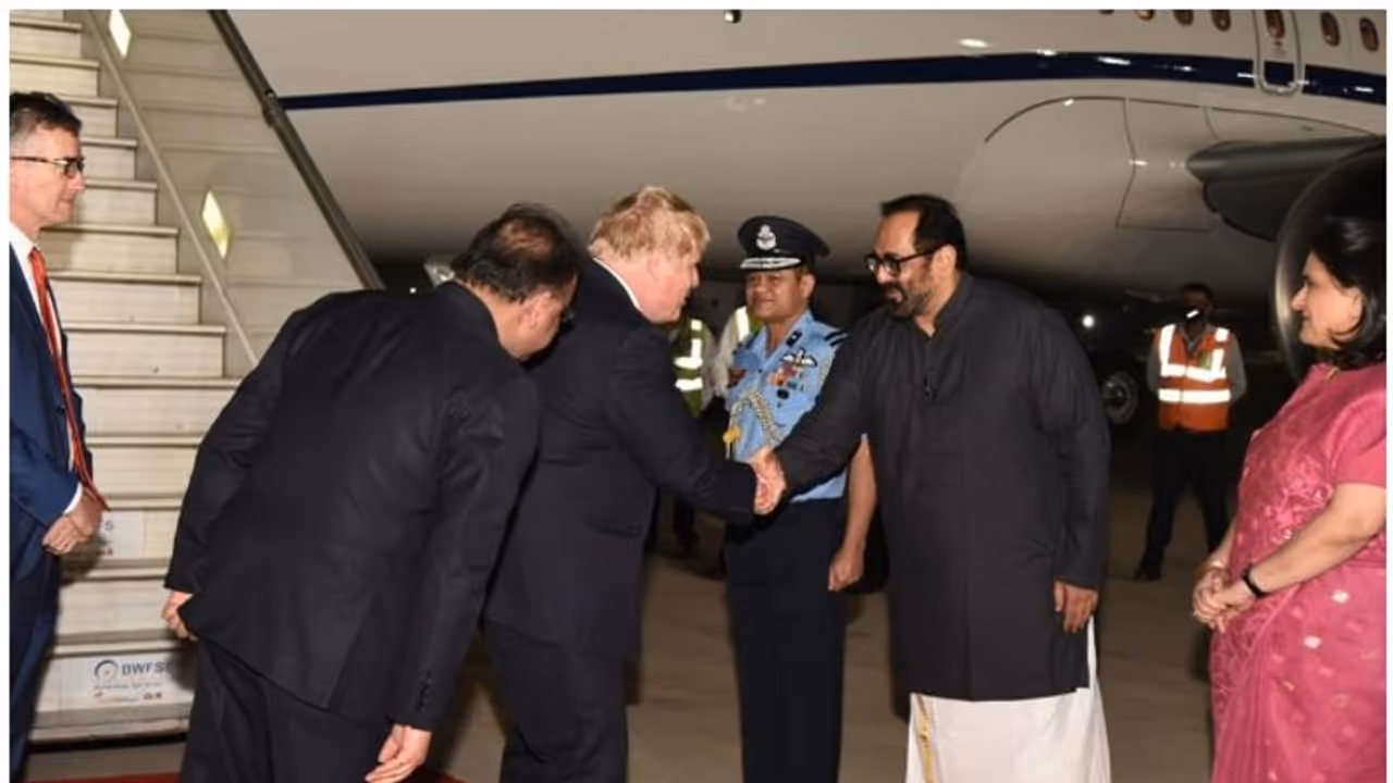 యూకే పీఎం బోరిస్ జాన్సన్కు స్వాగతం పలికిన కేంద్రమంత్రి రాజీవ్ చంద్రశేఖర్ యూకే పీఎం బోరిస్ జాన్సన్కు స్వాగతం పలికిన కేంద్రమంత్రి రాజీవ్ చంద్రశేఖర్