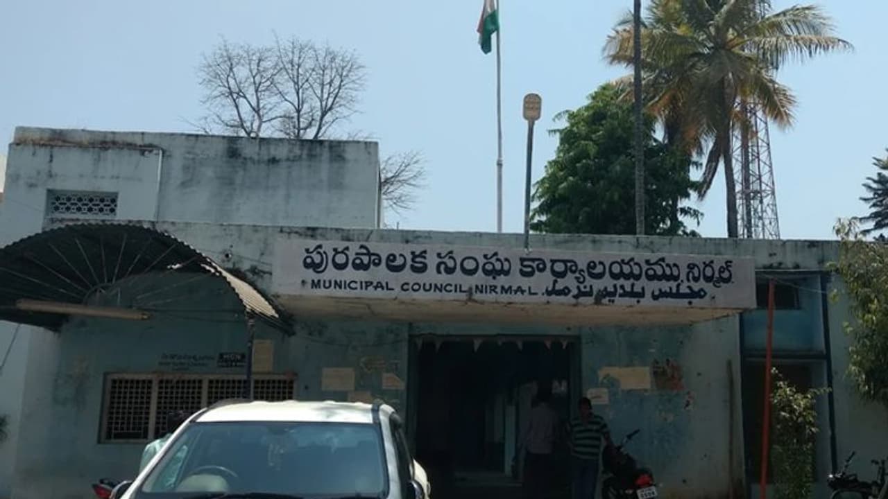 Nirmal News : ‘వాస్తు’కు భయపడుతోన్న ప్రజాప్రతినిధులు.. మున్సిపల్ ఆఫీస్ కూల్చివేతకు సిద్ధం Nirmal News : ‘వాస్తు’కు భయపడుతోన్న ప్రజాప్రతినిధులు.. మున్సిపల్ ఆఫీస్ కూల్చివేతకు సిద్ధం