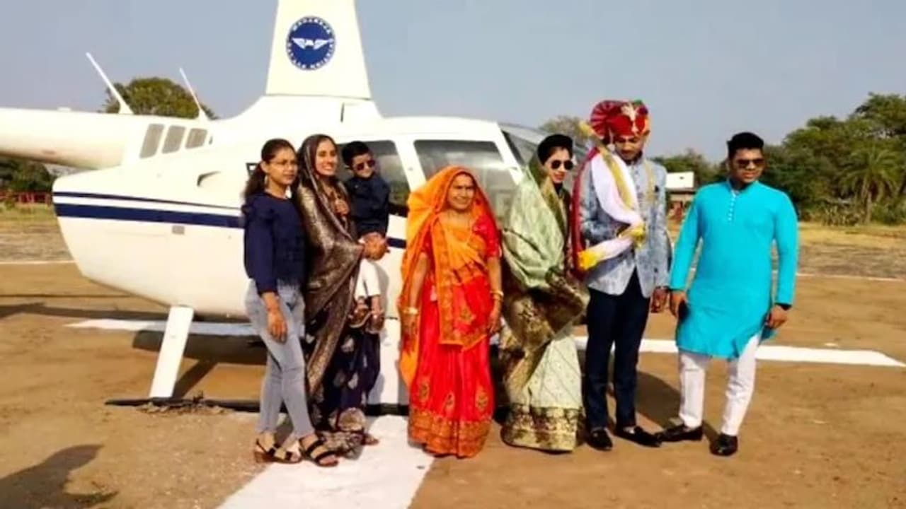 மகன் திருமணத்திற்கு சர்ப்ரைஸ் கொடுத்த தந்தை… ஹெலிகாப்டரில் மருமகளை அழைத்து வந்து அசத்தல்!! மகன் திருமணத்திற்கு சர்ப்ரைஸ் கொடுத்த தந்தை… ஹெலிகாப்டரில் மருமகளை அழைத்து வந்து அசத்தல்!!